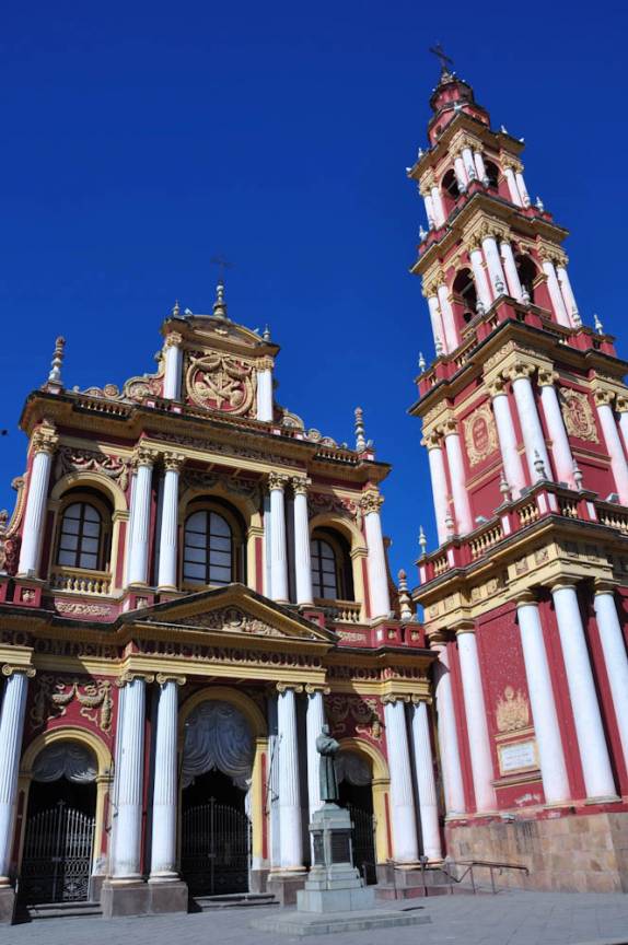 Igreja em dia de céu azul em Salta - Argentina
